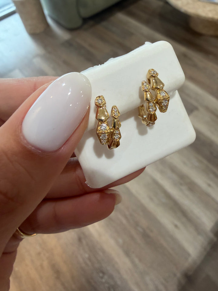 14K Yellow Gold and Diamond Snake Earrings Inglés Close