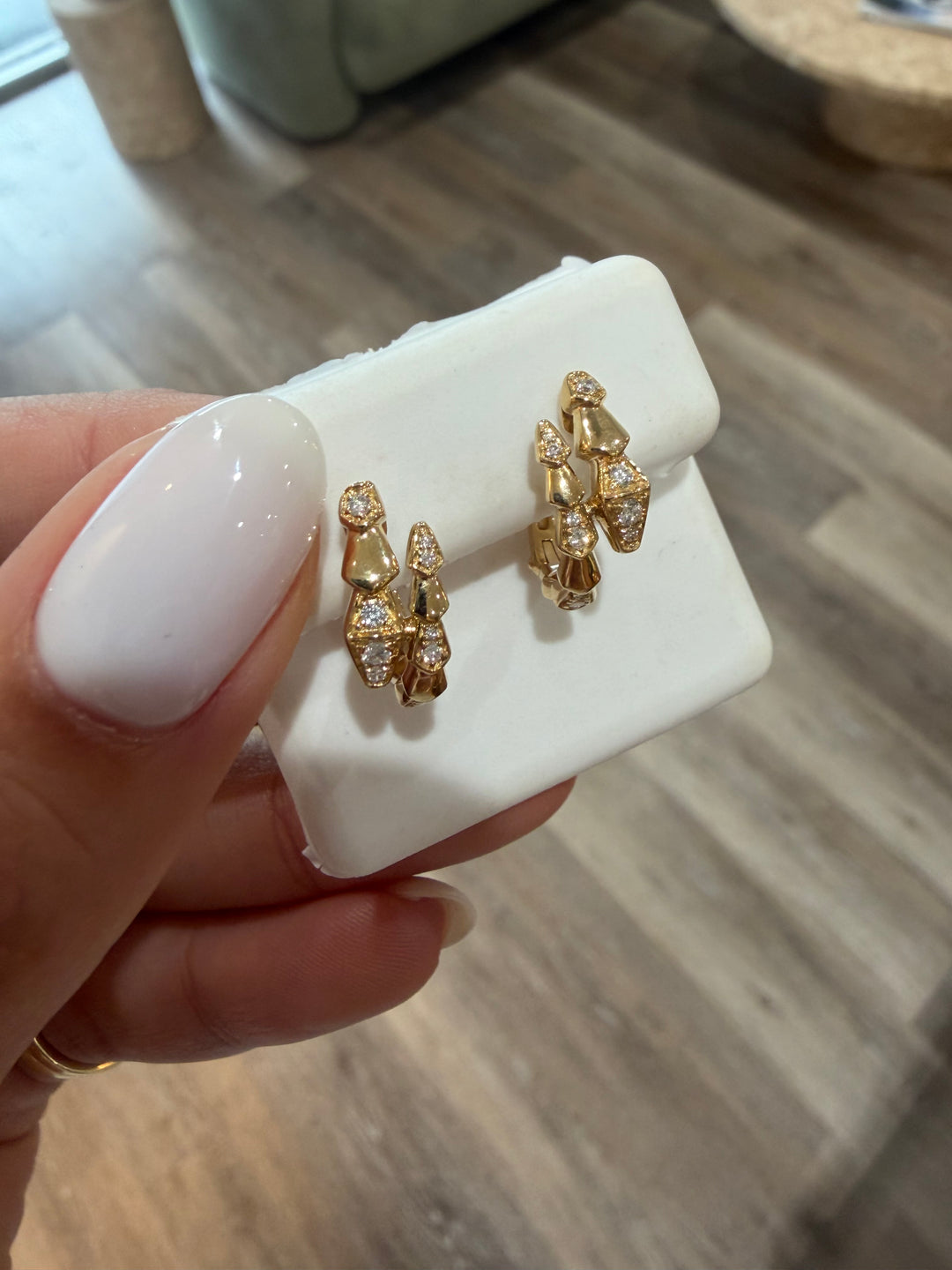 14K Yellow Gold and Diamond Snake Earrings Inglés Close