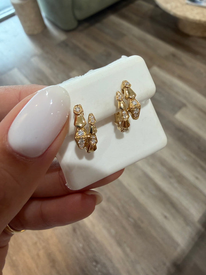 14K Yellow Gold and Diamond Snake Earrings Inglés Close