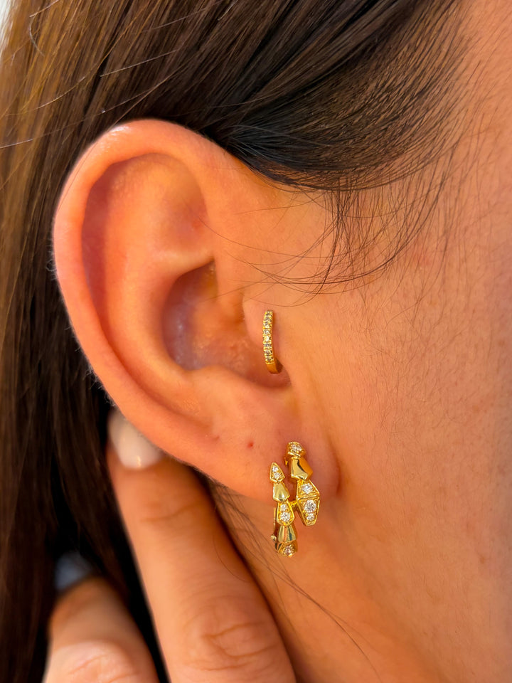 14K Yellow Gold and Diamond Snake Earrings Inglés Close