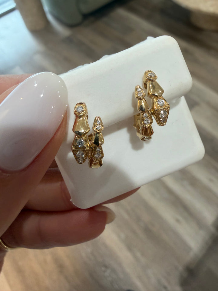 14K Yellow Gold and Diamond Snake Earrings Inglés Close