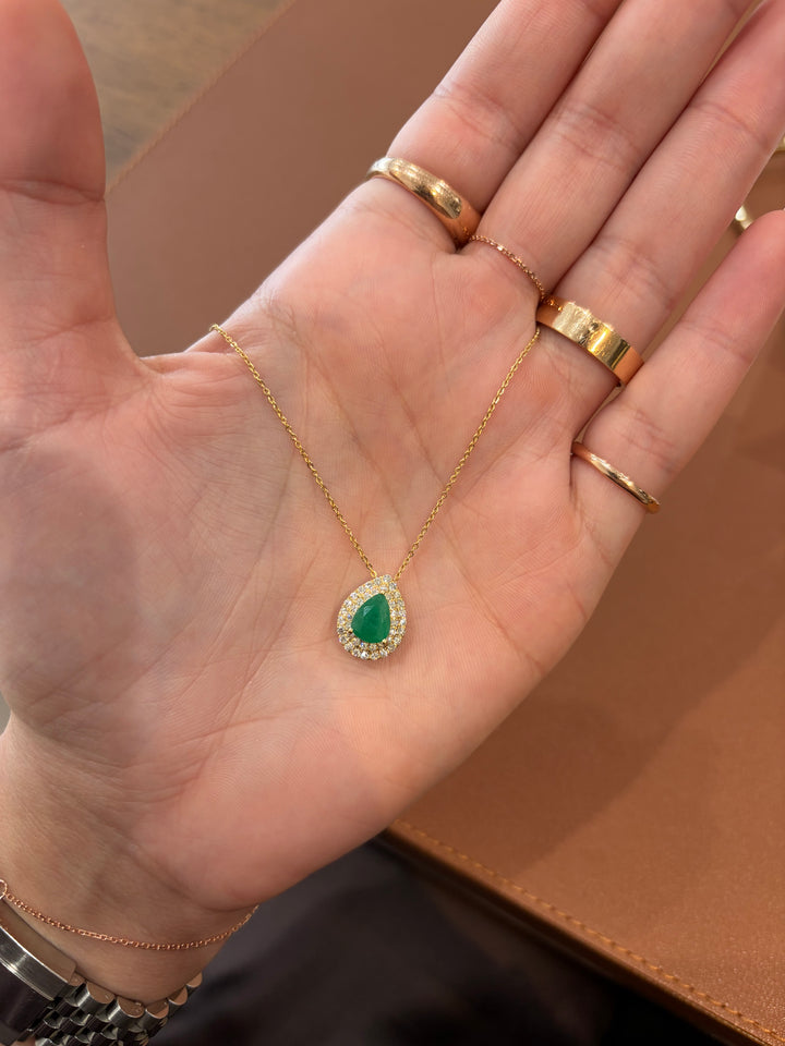 14K Pear Emerald Yellow gold Necklace and Diamonds
